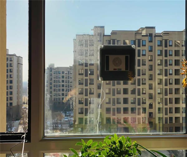 Today, let’s try a new window cleaning robot: HUTT W55 smart window cleaning robot.